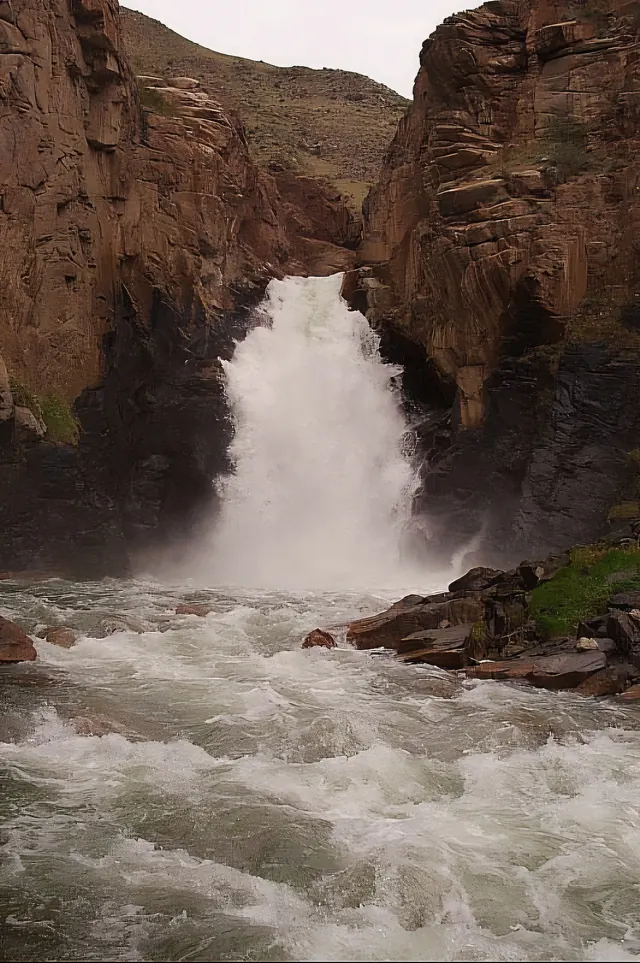33 Parrots Waterfall, Naryn
